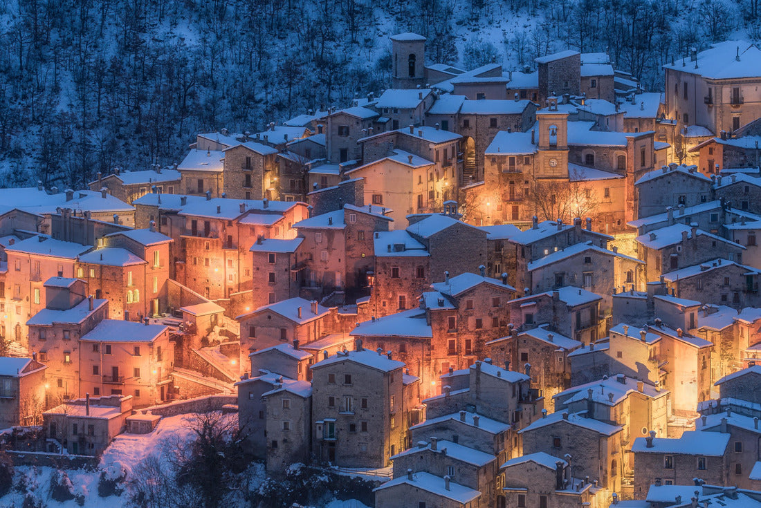 The beautiful Scanno covered with snow on a cold winter evening. Abruzzo, central Italy 2000pc Puzzle