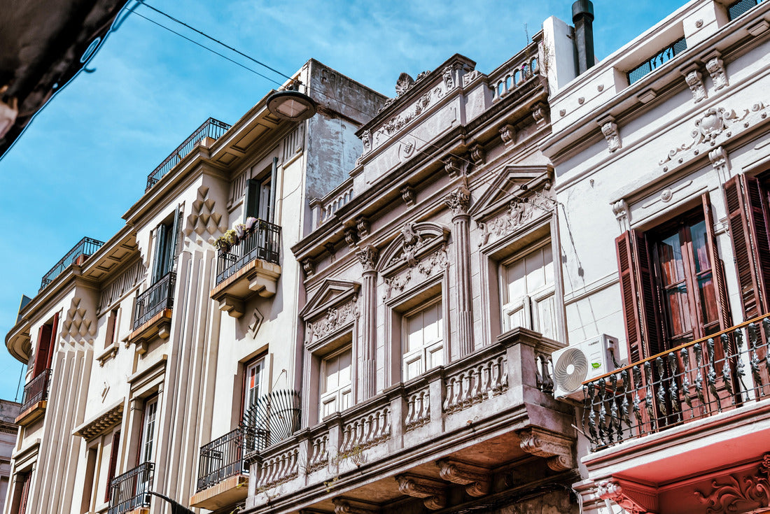 Montevideo, Uruguay: building of traditional Spanish architecture on the edge of Zabala Square in the old town of Montevideo, capital of Uruguay 2000pc Puzzle