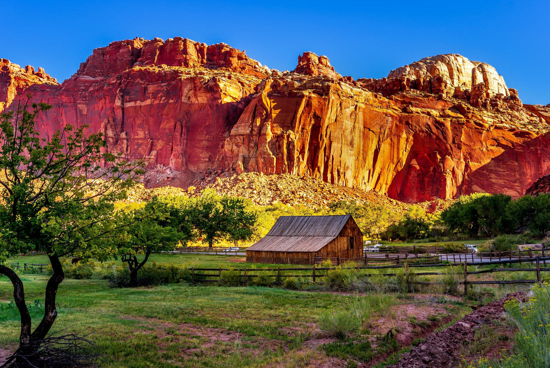 Barn in a meadow surrounded by red sandstone mountains in the Fruita settlement in Capitol Reef National Park, Utah, USA 2000pc Puzzle