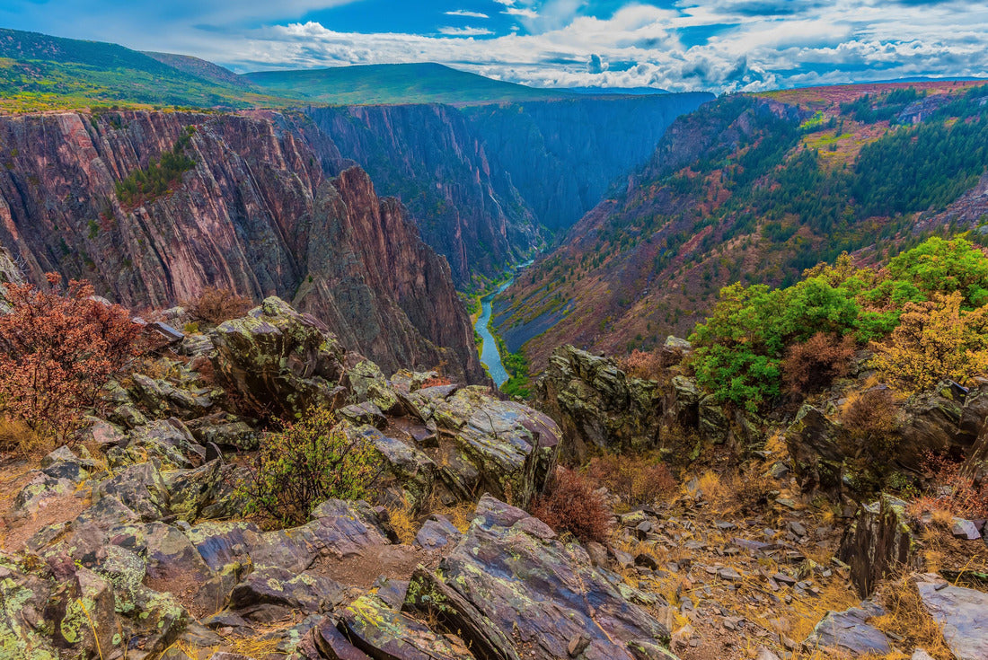 Pulpit Rock view of Black Canyon des Gunnison National Park, in Montrose County, Colorado, United States. A rocky landscape leads to the canyon, whose narrow Gunnison River lies far below 2000pc Puzzle