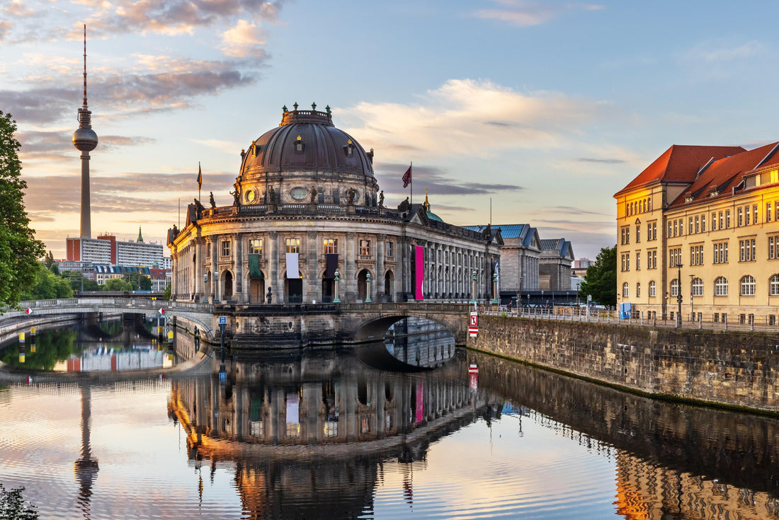 The Bode Museum on Museum Island and the Monbijou Bridge. Historic landmark buildings beside the Spree River, Mitte, Berlin 2000pc Puzzle