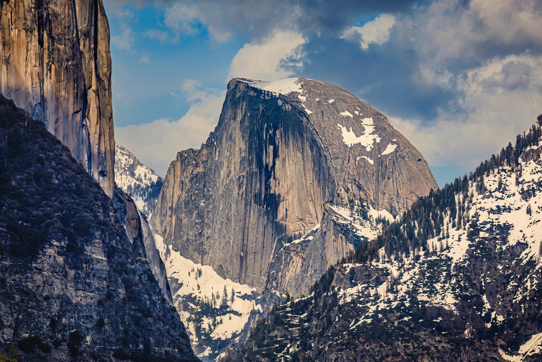 Scenic view of the famous Half Dome granite rock formation in the Yosemite National Park, Sierra Nevada mountain range in California, USA 2000pc Puzzle