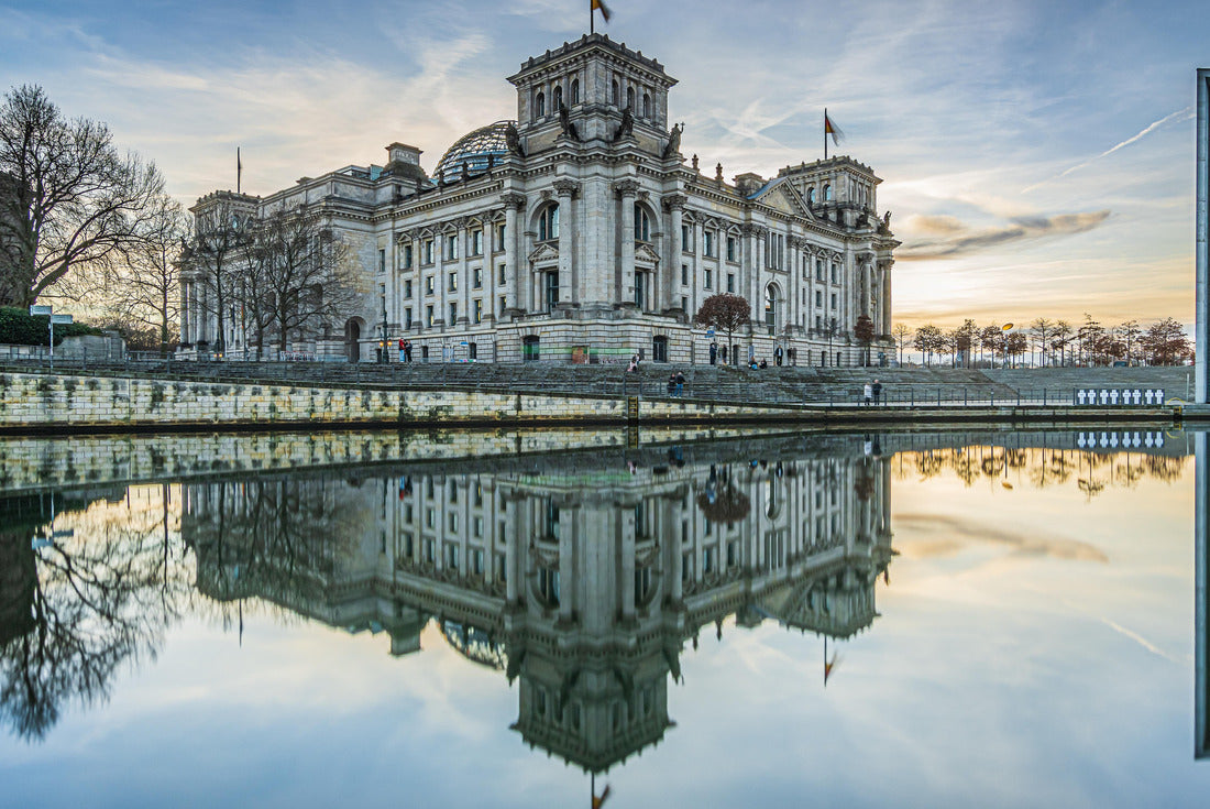 Spree riverbank in the center of Berlin. Empire Building and government building of the capital of Germany. Water surface from the river with reflections 2000pc Puzzle