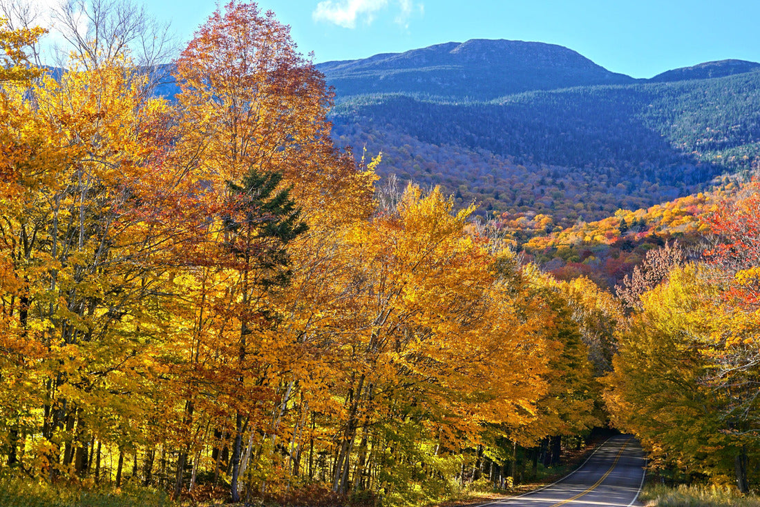 Autumn colors at the start of Smuggler's Notch with Mount Mansfield behind, Vermont, USA 2000pc Puzzle