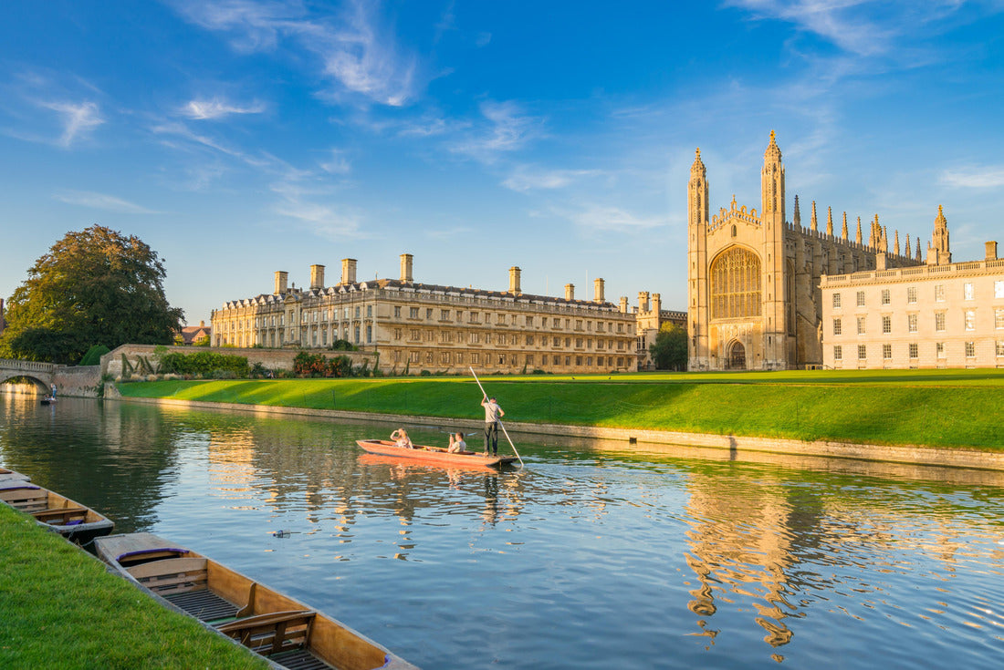 Beautiful view of the college in Cambridge with people gathering on the river cam 2000pc Puzzle