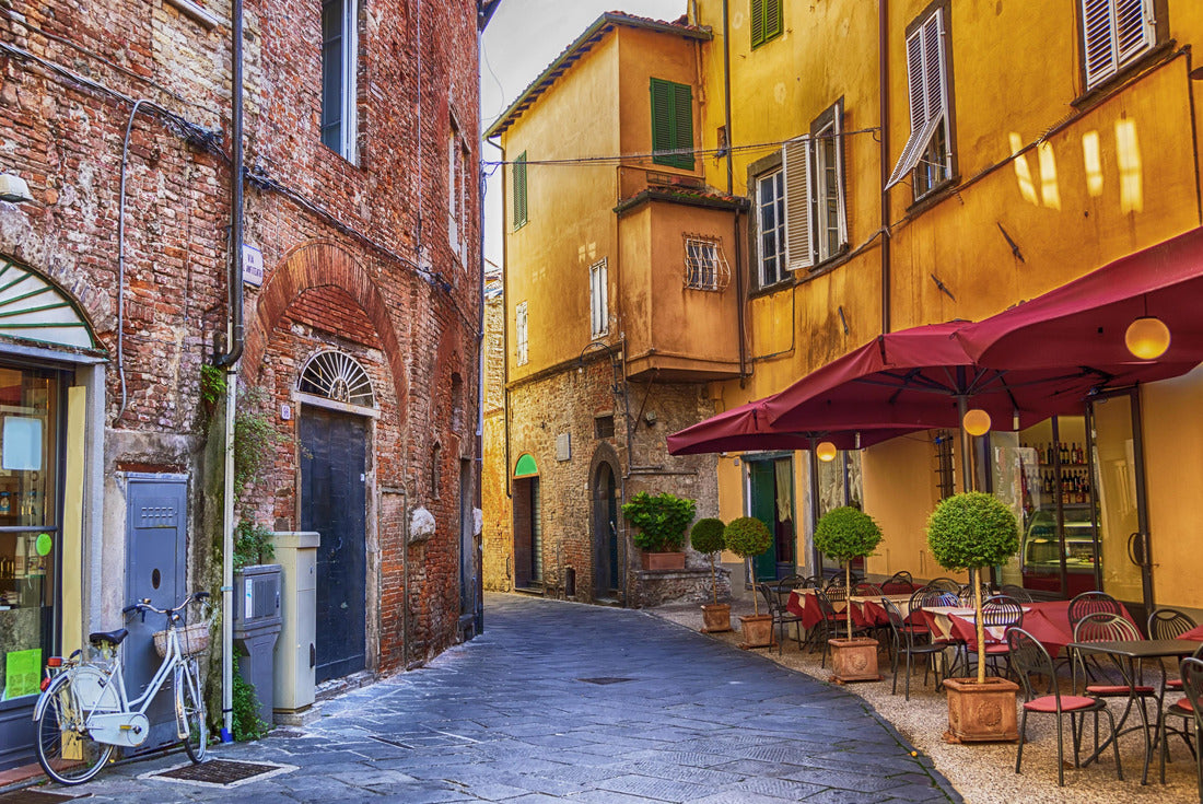 Siesta hour in the old town of Lucca, Italy 2000pc Puzzle