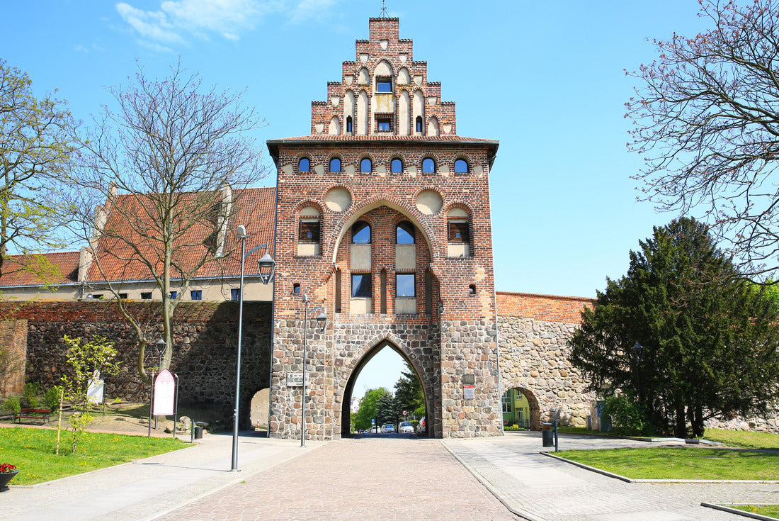 The medieval town gate in Stargard Szczecinski, Pomerania, Poland 2000pc Puzzle