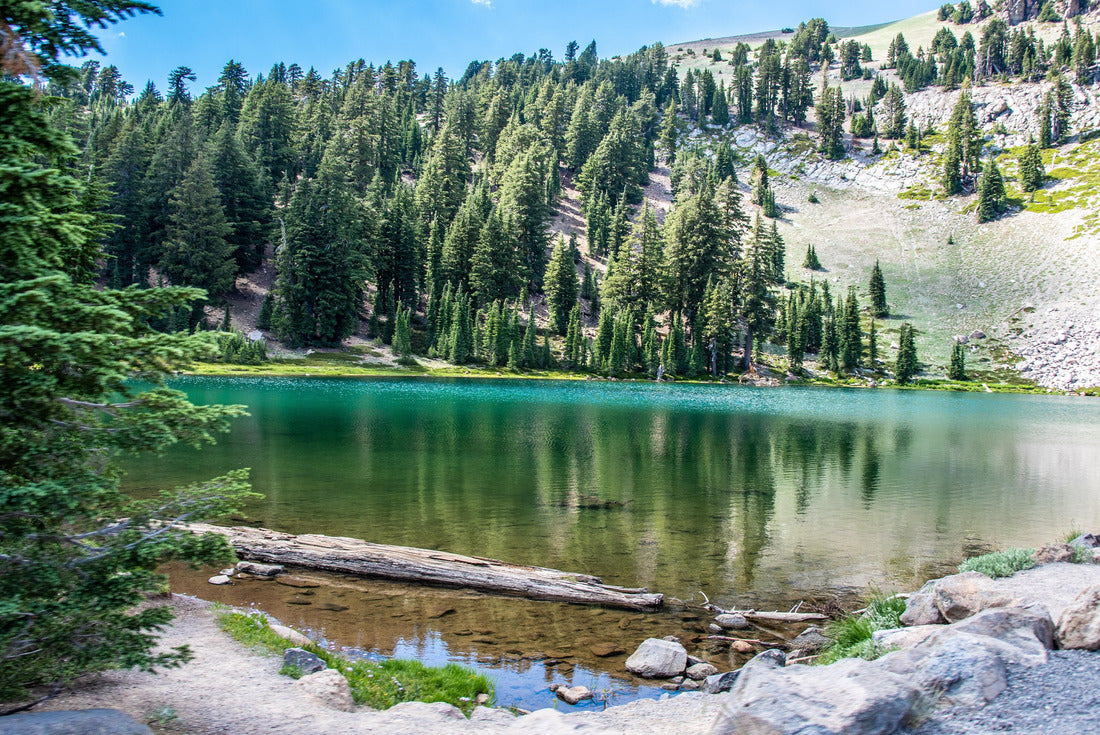 Emerald Lake located in Lassen Volcanic National Park 2000pc Puzzle