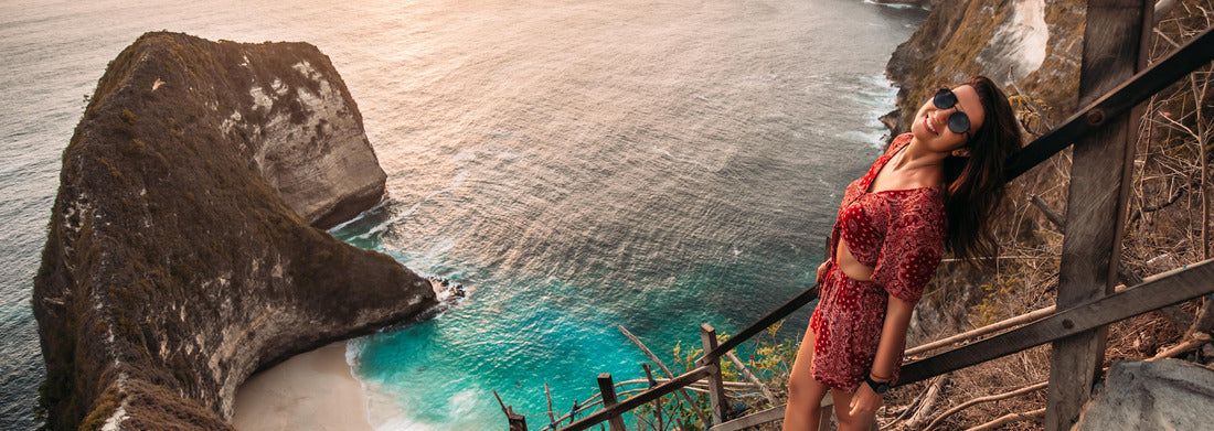 Noah Jigsaw Puzzle Beautiful girl on the background of Kelingking beach, Nusa Penida Indonesia. A young woman is traveling in Indonesia. Nusa Penida is one of the most famous tourist attraction place to visit in Bali panorama 1000 pieces