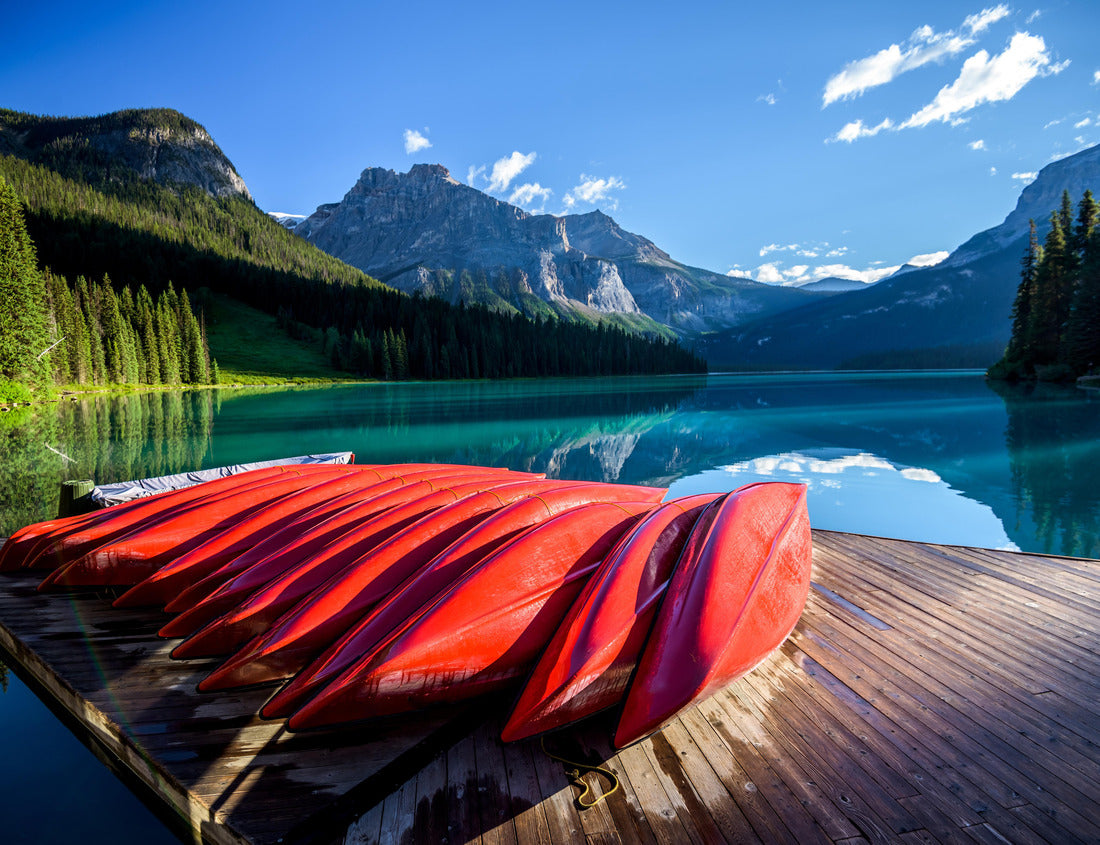 ImagiCan Jigsaw Puzzle Red kayaks on Emerald Lake in the Canadian Rockies, Yoho National Park, Alberta, Canada 1000 pieces