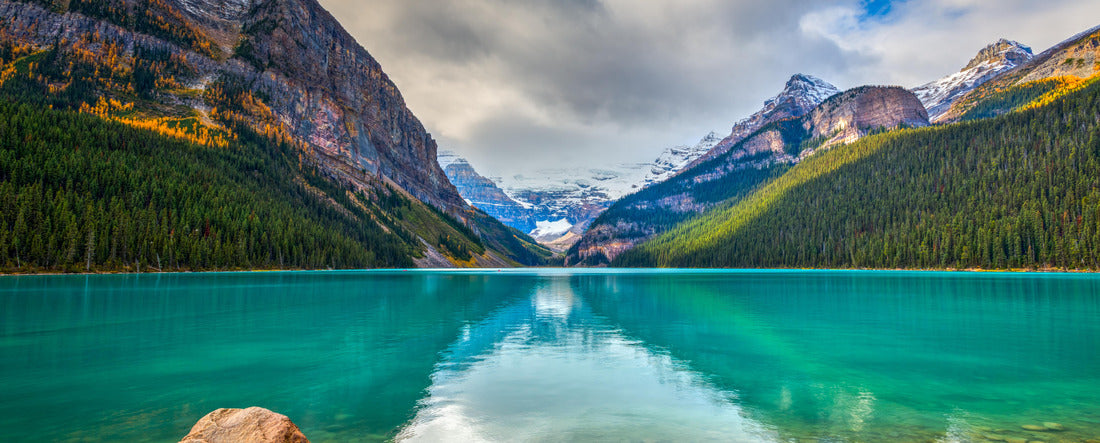 ImagiCan Jigsaw Puzzle Lake Louise, a glacial lake in Banff National Park in Alberta 2000 pieces panorama