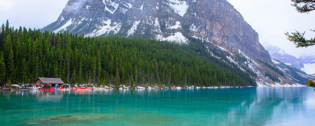 Beautiful fall views of idyllic Lake Louise in Banff National Park, Alberta 2000pc Panoramic Puzzle