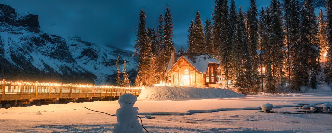 Winter landscape of Emerald Lake, Alberta 2000pc Panoramic Puzzle