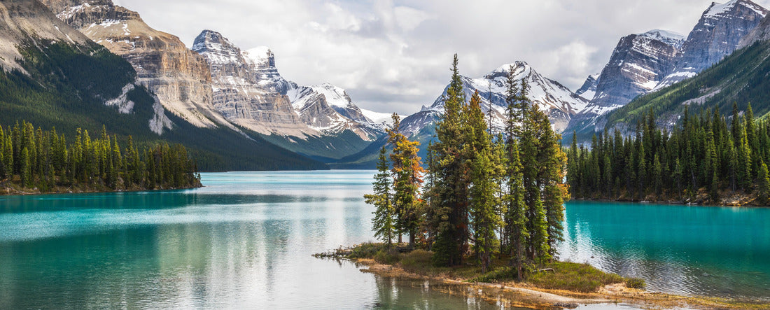 The famous Spirit Island at Maligne Lake in Jasper National Park of Alberta 2000pc Panoramic Puzzle