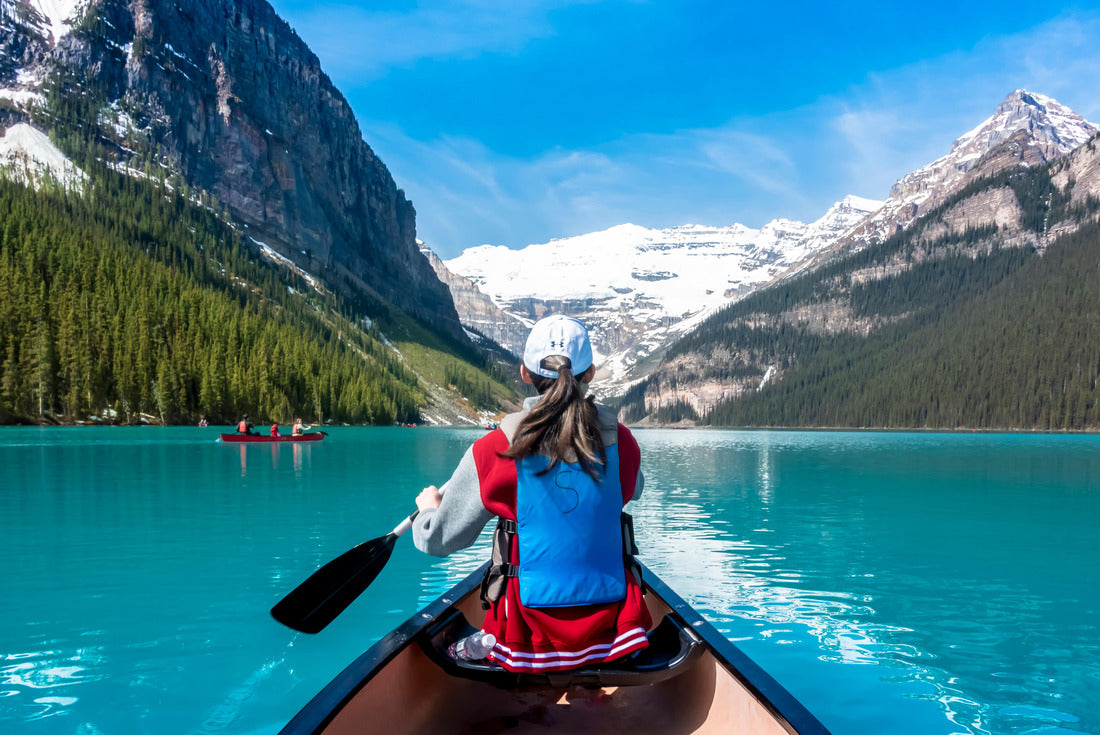 The little girl is rowing in Lake Louise, Canada 2000pc Puzzle