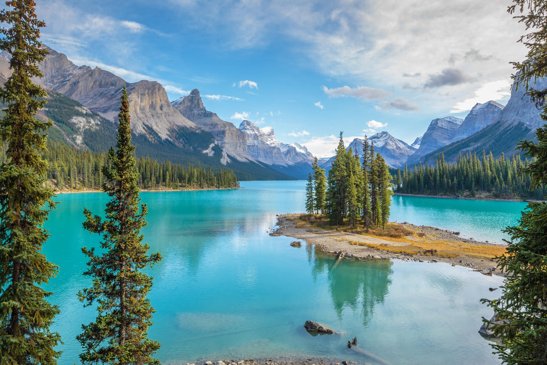 Medicine Lake is located in Jasper National Park, Alberta 2000pc Puzzle