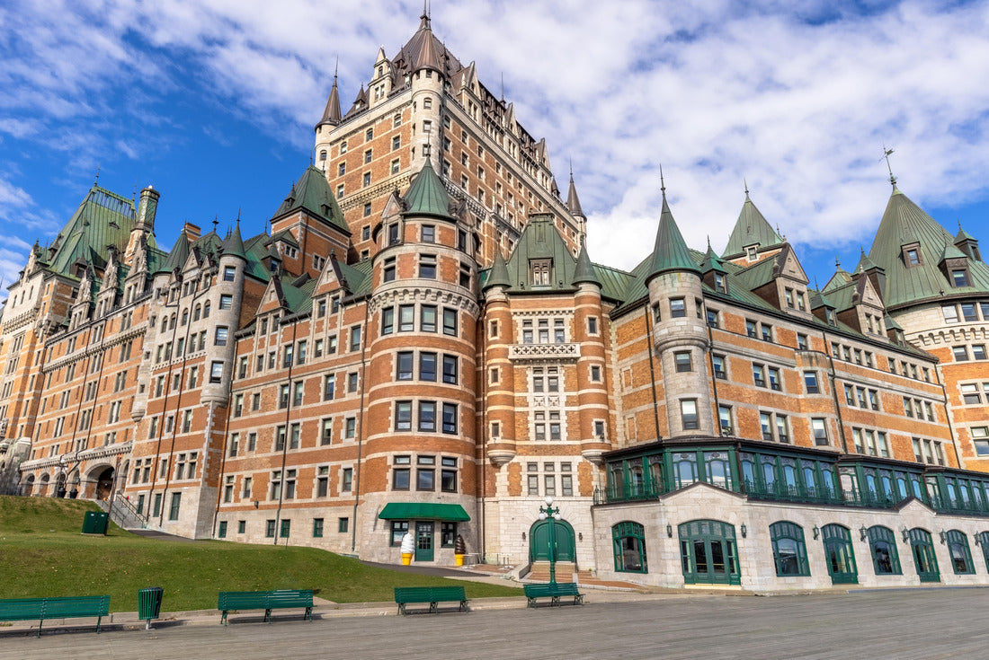 Famous Chateau Frontenac in the historic center of Quebec 2000pc Puzzle