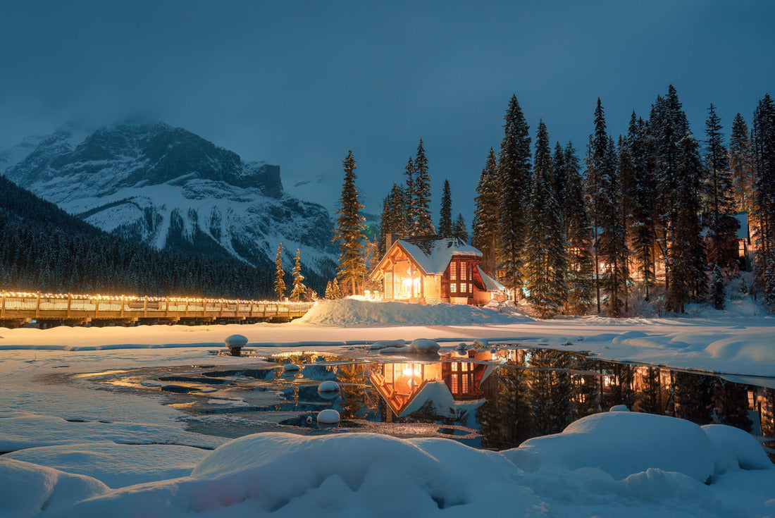 ImagiCan Jigsaw Puzzle Beautiful view of the Emerald Lake covered with snow and wood 2000 pieces