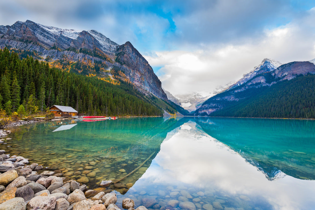 Beautiful autumn views of the idyllic Lake Louise in Banff National Park 2000pc Puzzle