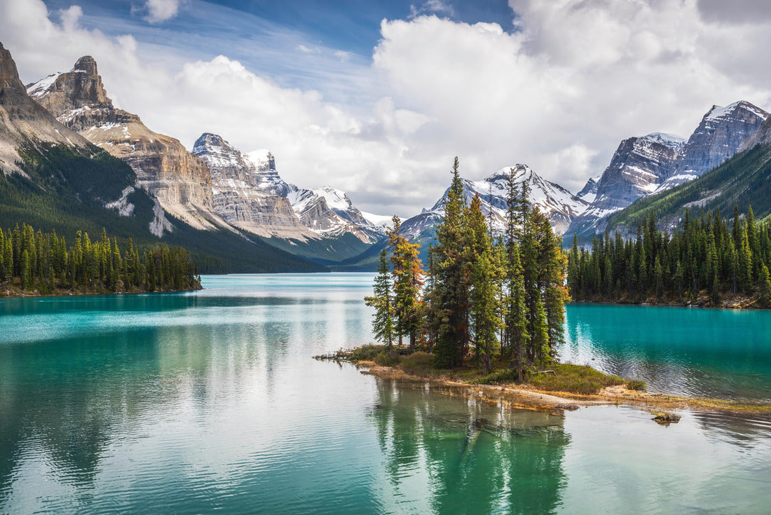 The famous Spirit Island on Maligne Lake in Jasper National Park of Alberta, Canada 2000pc Puzzle