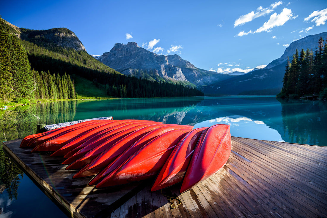 ImagiCan Jigsaw Puzzle Red kayaks on Emerald Lake in the Canadian Rockies, Yoho National Park, Alberta, Canada 2000 pieces