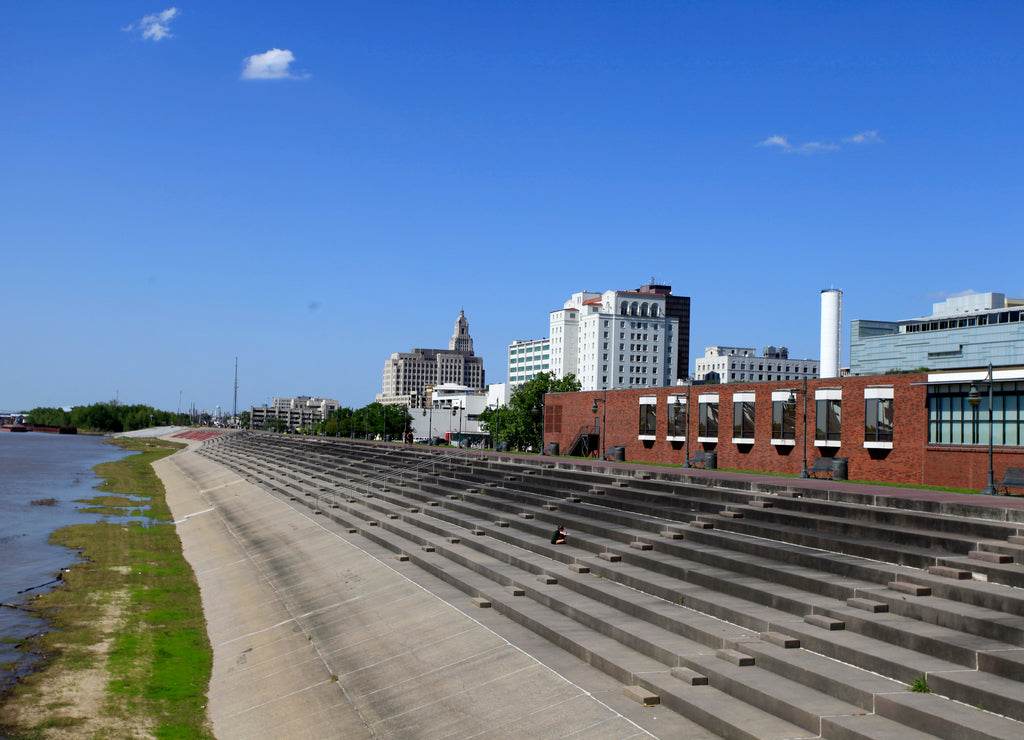 Riverfront Plaza mit unzaehligen Sitzplaetzen entlang des Mississippi in Baton Rouge, Louisiana, USA
