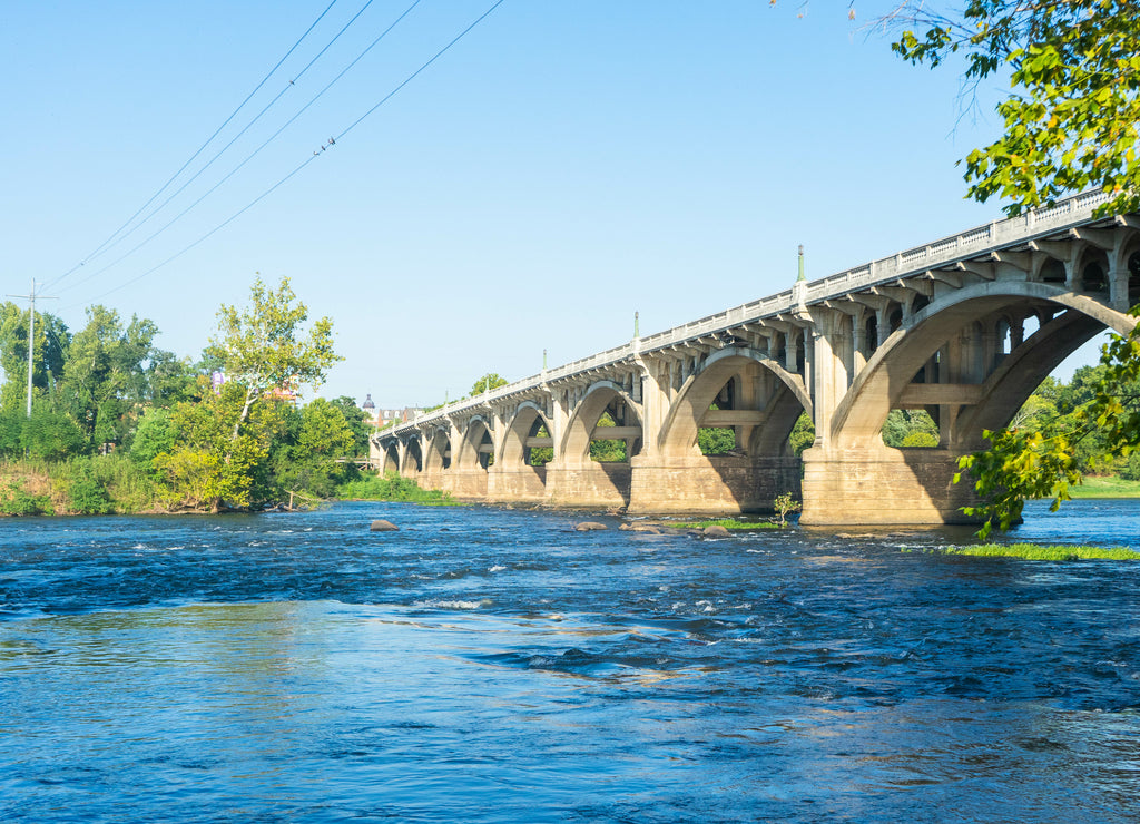 Long bridge for cars and trucks over major riverway in Columbia, South Carolina