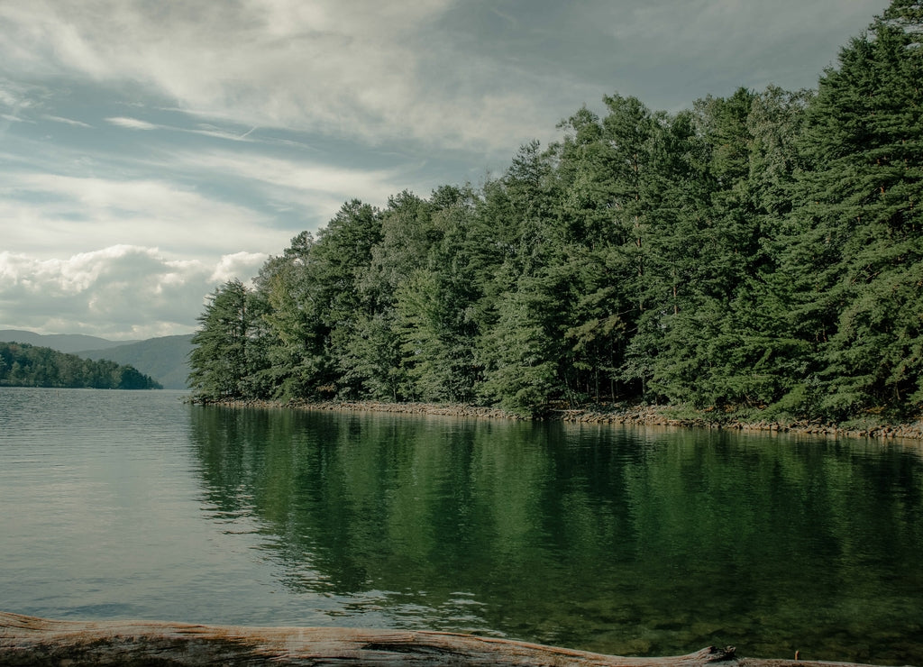 Scenic view of the Jocassee lake in South Carolina