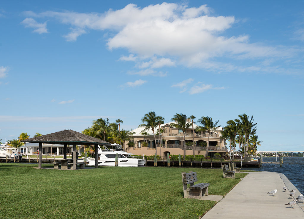 Waterfront homes and boats in Vero Beach, Florida