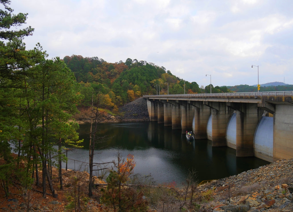 Wide shot of a lake with a bridge at the Beaver’s Bend State Park overlook with the colors of autumn, Oklahoma