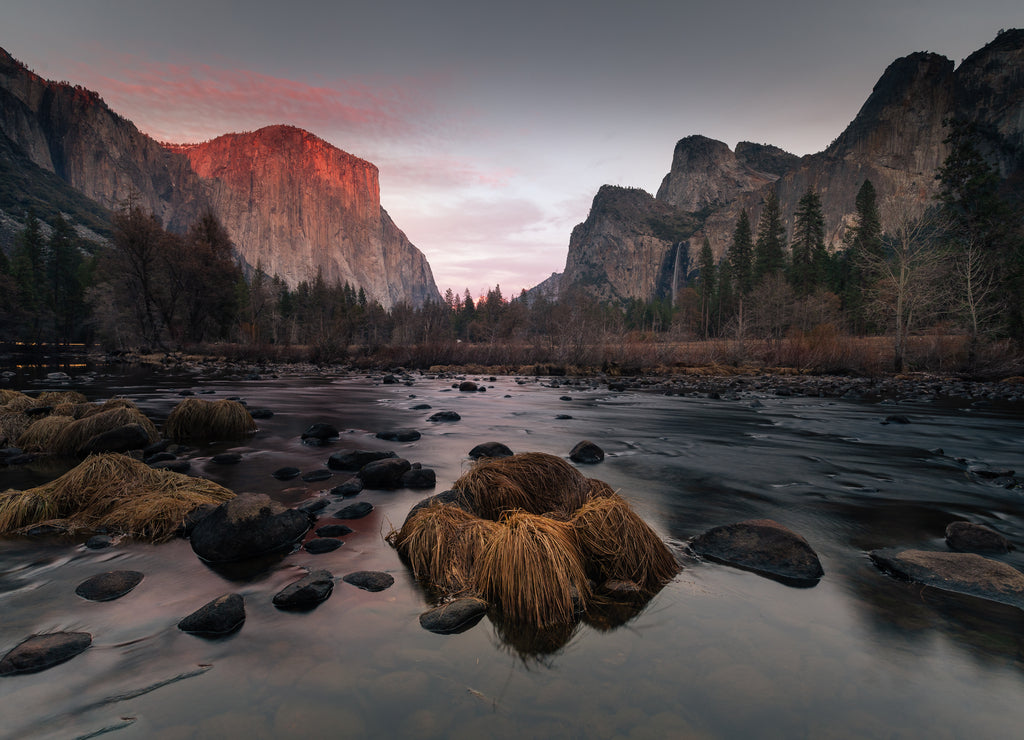 Valley View at Yosemite National Park. At the left side 'El Capitan' dome and at the right side Bridalveil falls and Cathedral Rocks. In California, United States