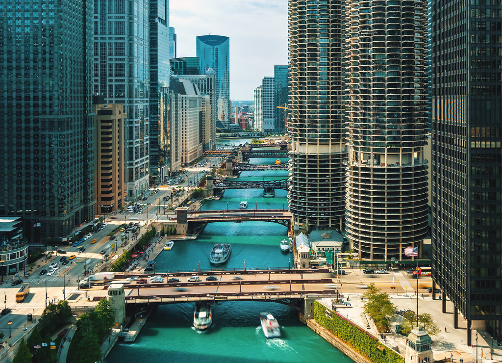 Chicago River with boats and traffic from above in the morning