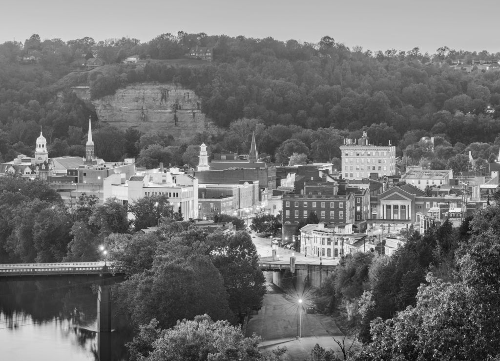 Frankfort, Kentucky, USA Town Skyline in black white